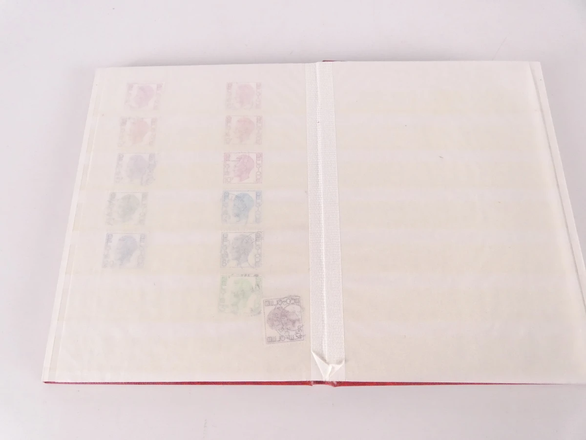 Verzameling oude postzegels met albums en losse postzegels