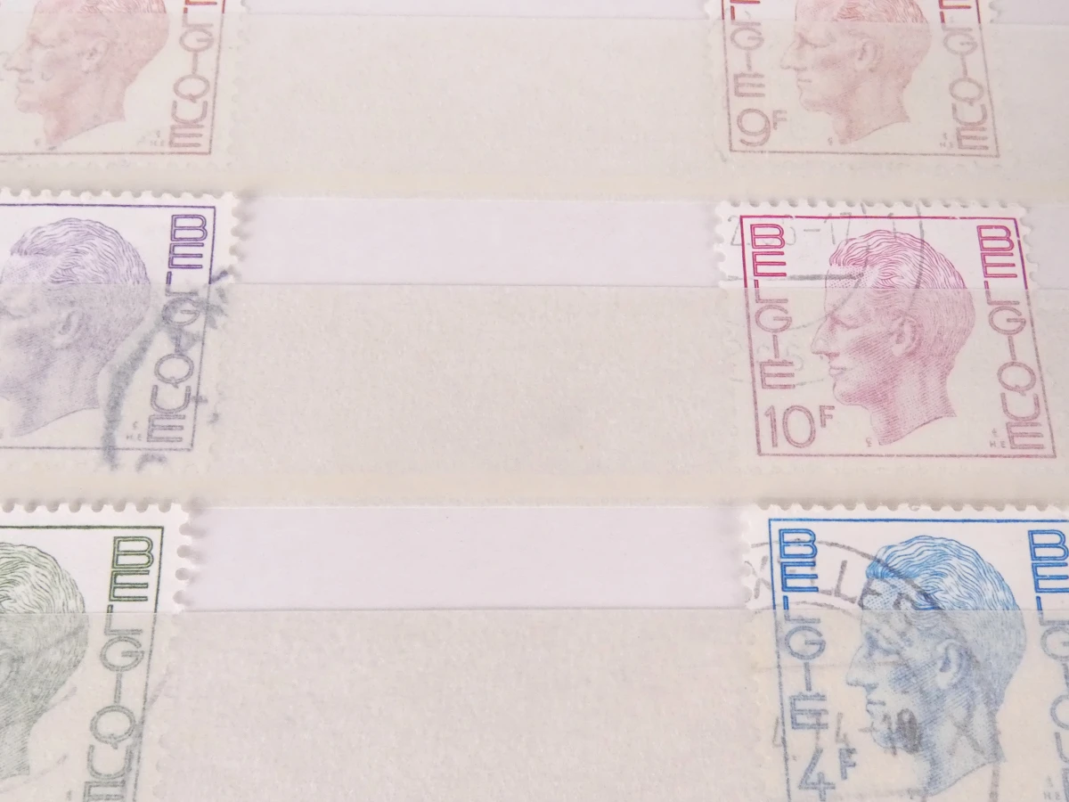 Verzameling oude postzegels met albums en losse postzegels