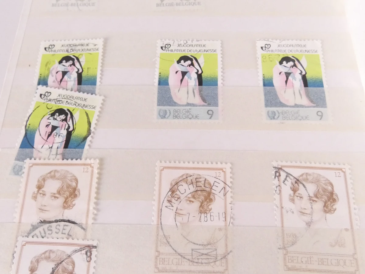 Verzameling oude postzegels met albums en losse postzegels