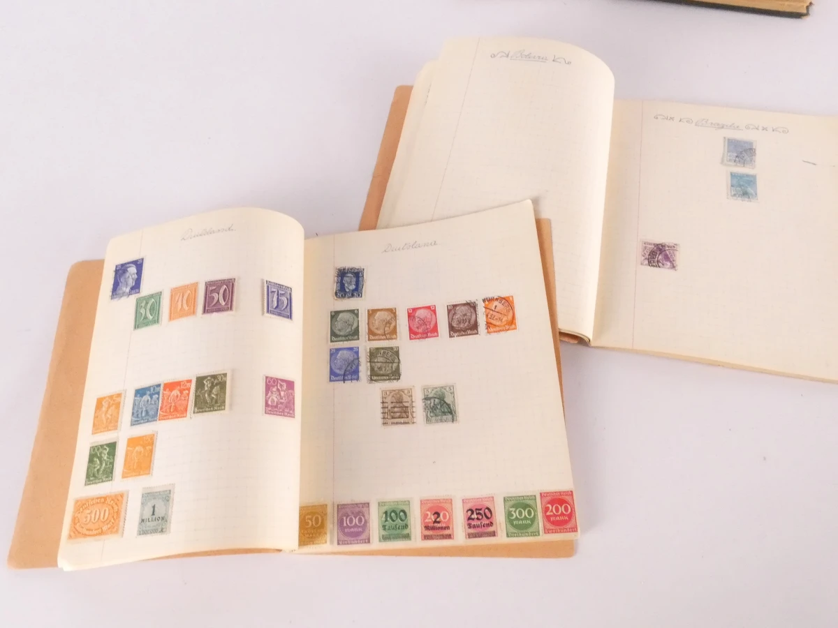 Verzameling oude postzegels met albums en losse postzegels