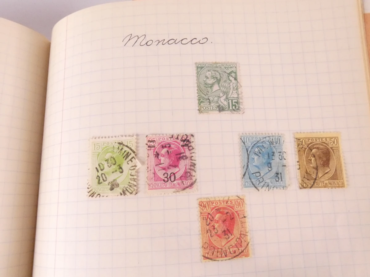 Verzameling oude postzegels met albums en losse postzegels