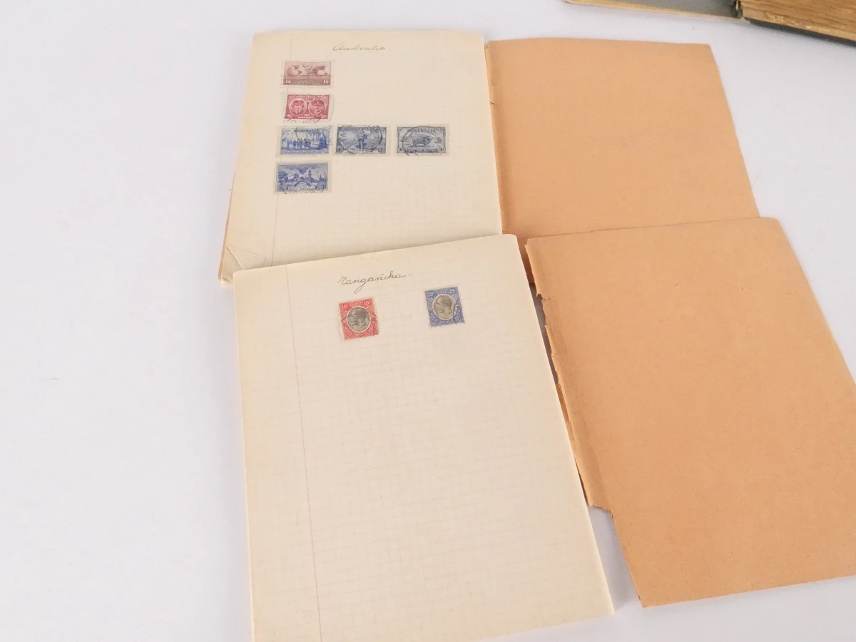 Verzameling oude postzegels met albums en losse postzegels