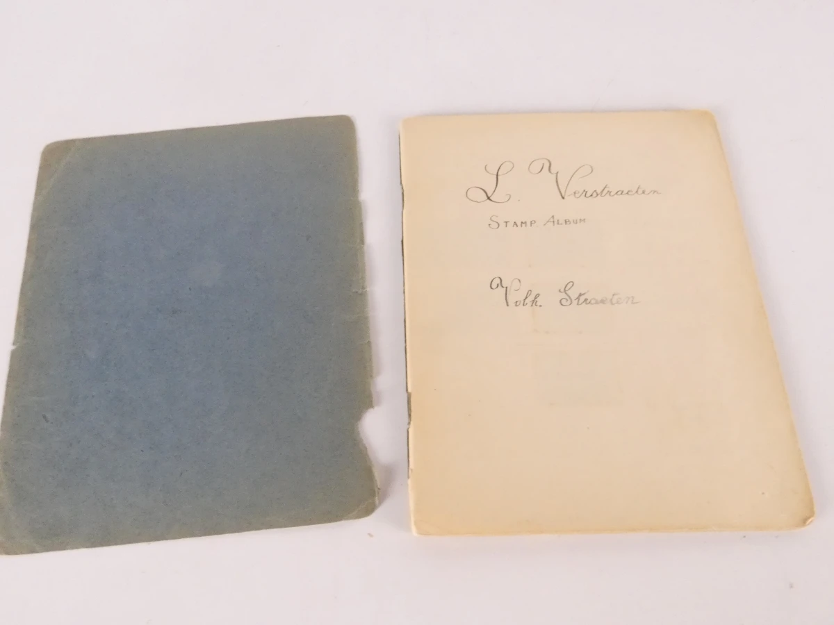 Verzameling oude postzegels met albums en losse postzegels