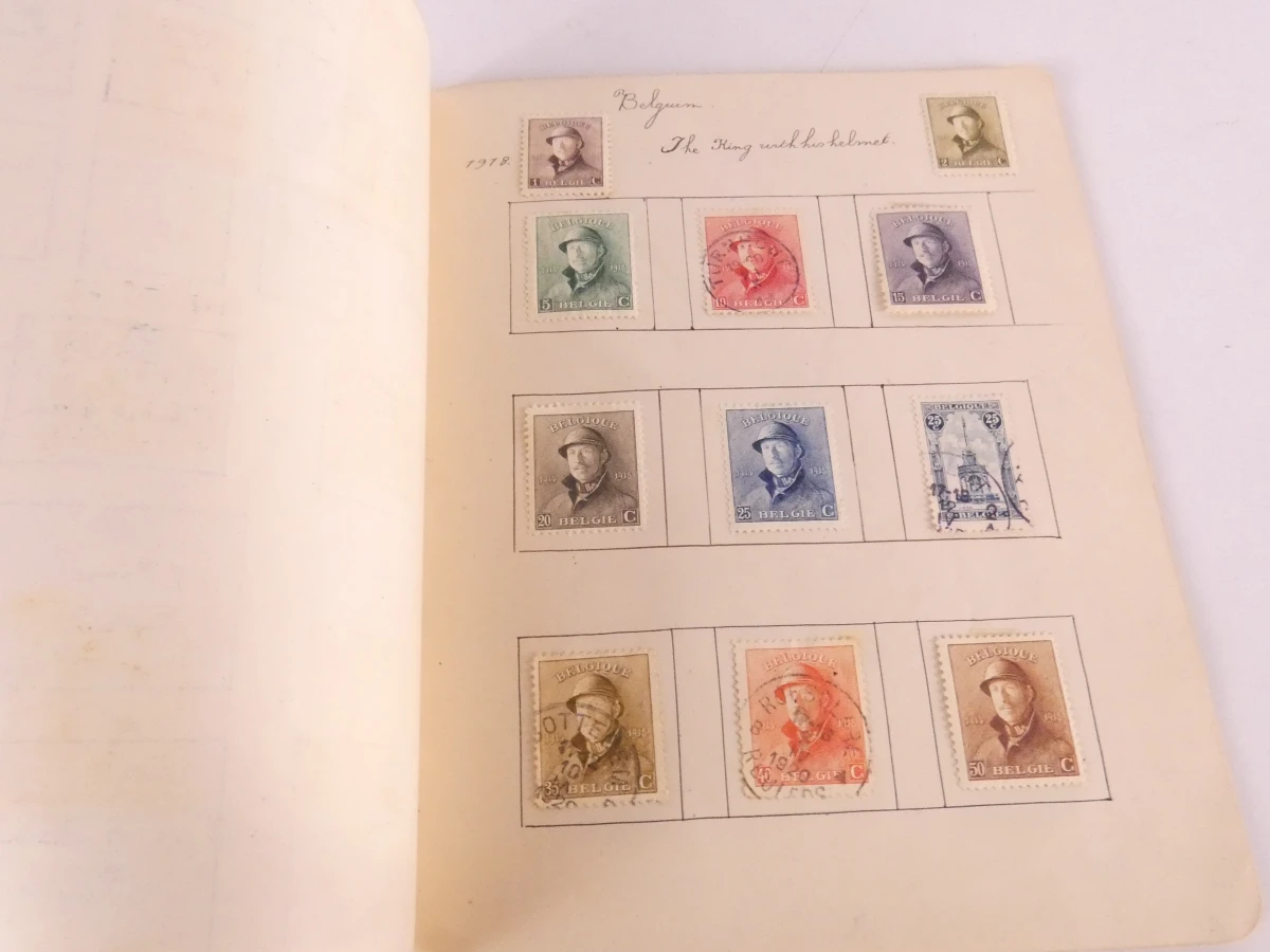 Verzameling oude postzegels met albums en losse postzegels