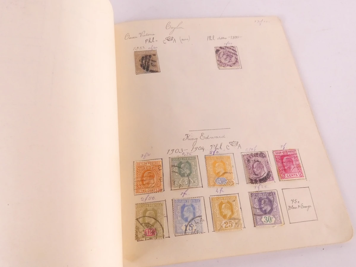 Verzameling oude postzegels met albums en losse postzegels