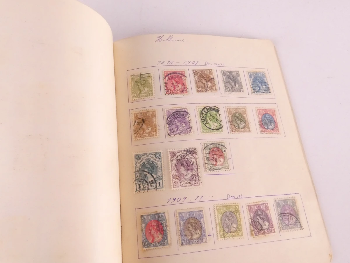 Verzameling oude postzegels met albums en losse postzegels