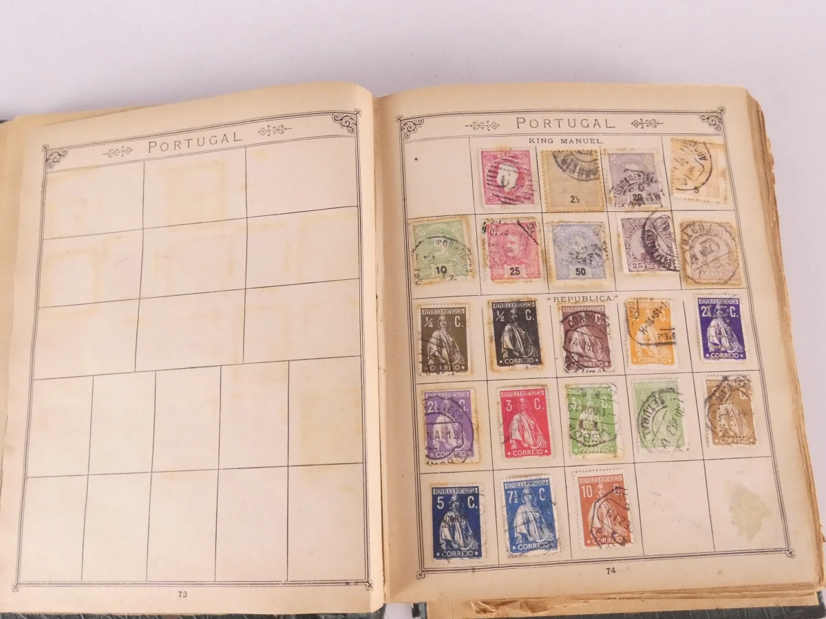 Verzameling oude postzegels met albums en losse postzegels