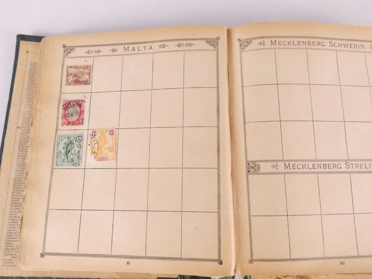 Verzameling oude postzegels met albums en losse postzegels