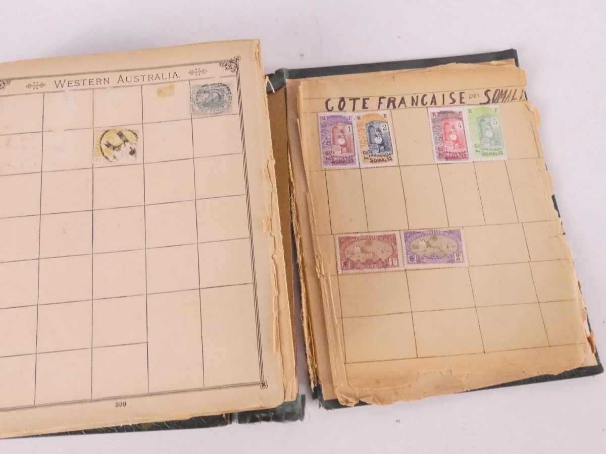 Verzameling oude postzegels met albums en losse postzegels