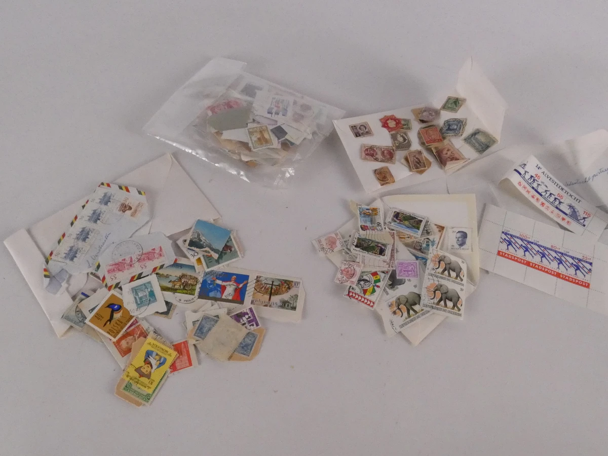Verzameling oude postzegels met albums en losse postzegels