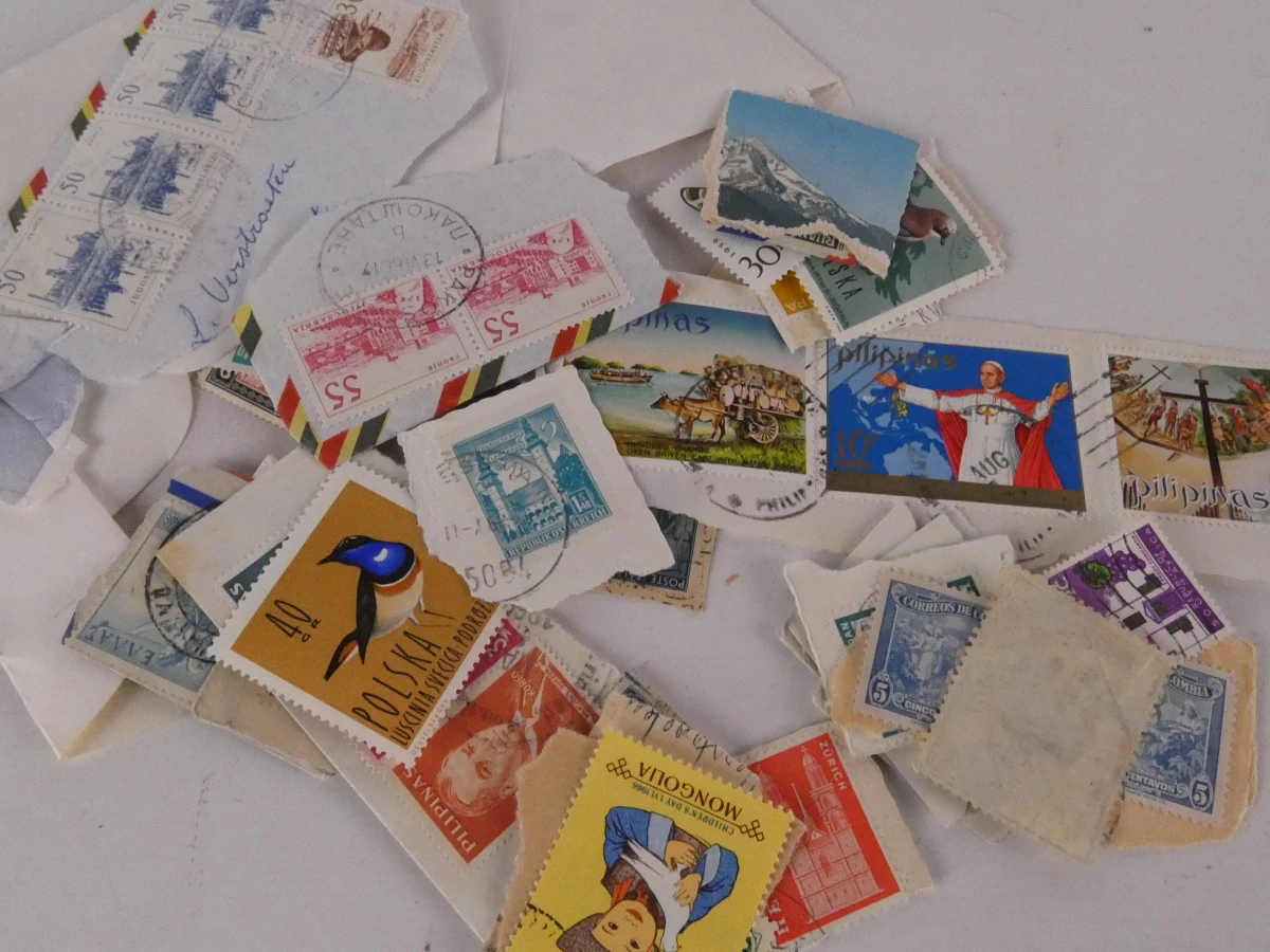 Verzameling oude postzegels met albums en losse postzegels