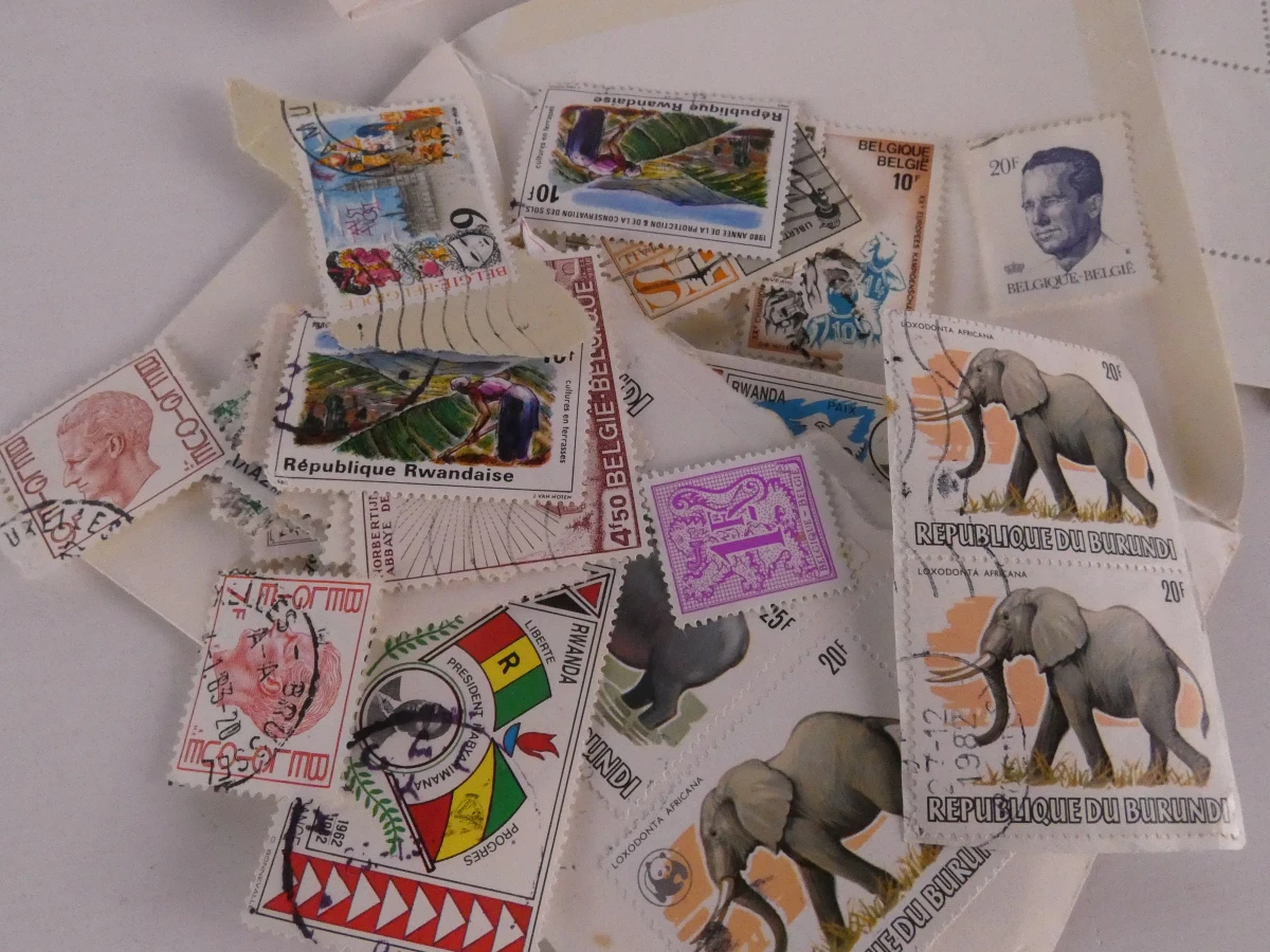 Verzameling oude postzegels met albums en losse postzegels