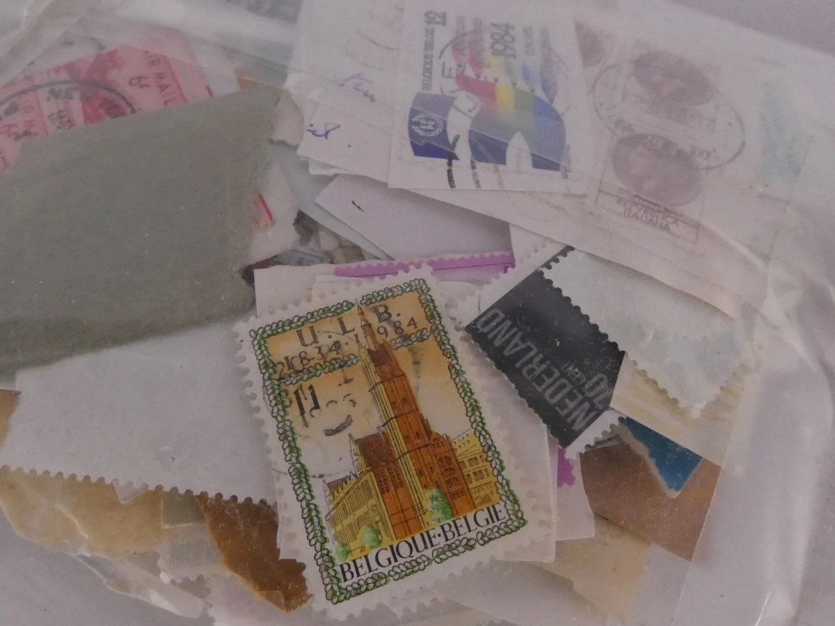 Verzameling oude postzegels met albums en losse postzegels