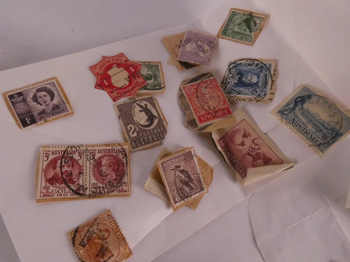 Verzameling oude postzegels met albums en losse postzegels