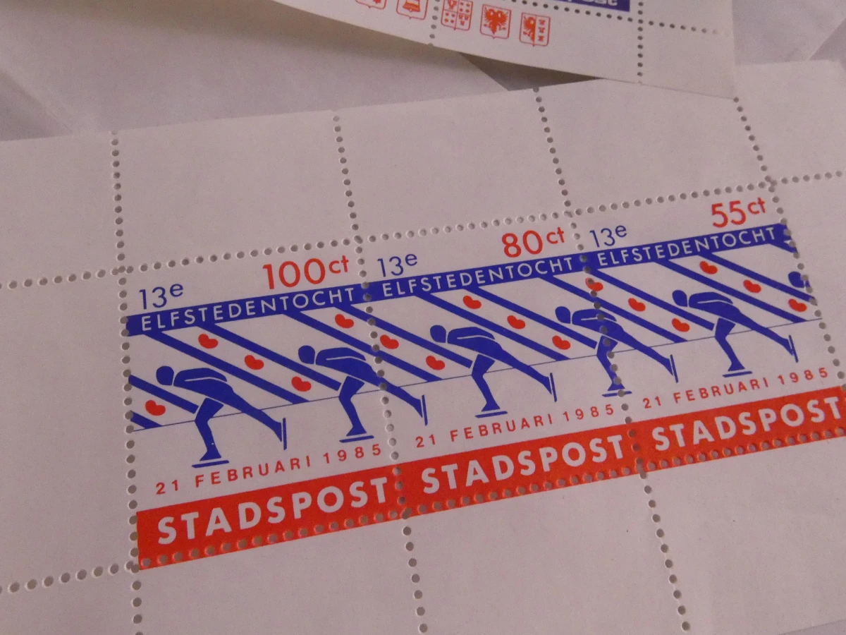 Verzameling oude postzegels met albums en losse postzegels