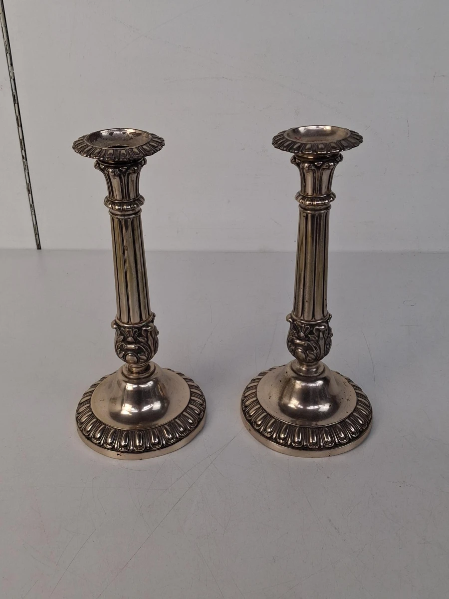 Twee verzilverde kandelaars