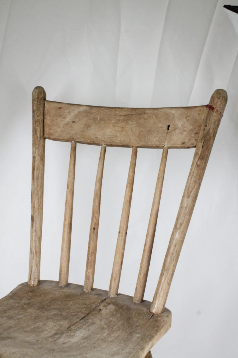 Antieke, primitieve houten spijlenstoel - foto 3