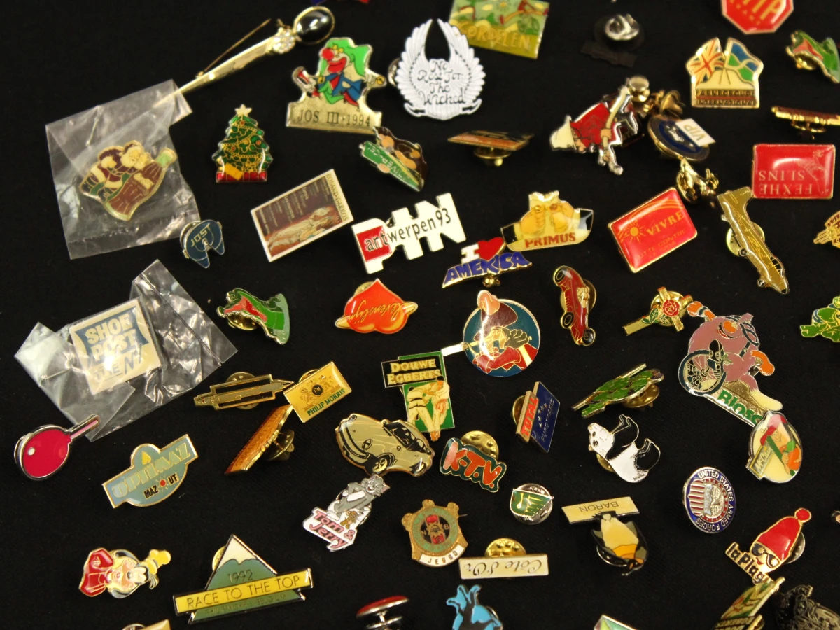 Verzameling diverse metalen pins en speldjes - foto 3