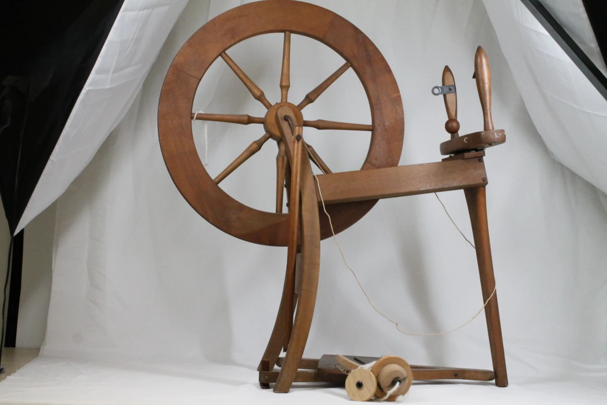 Traditioneel houten spinnenwiel - foto 6
