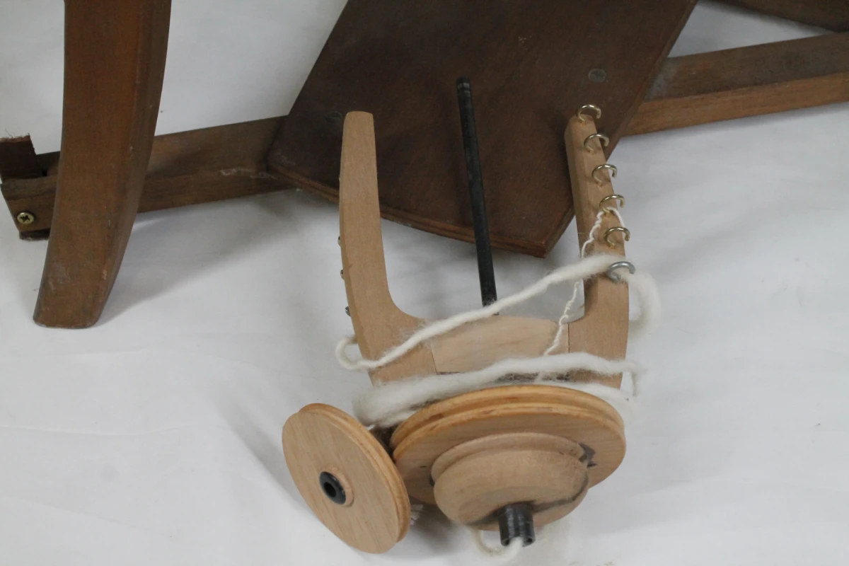 Traditioneel houten spinnenwiel - foto 4