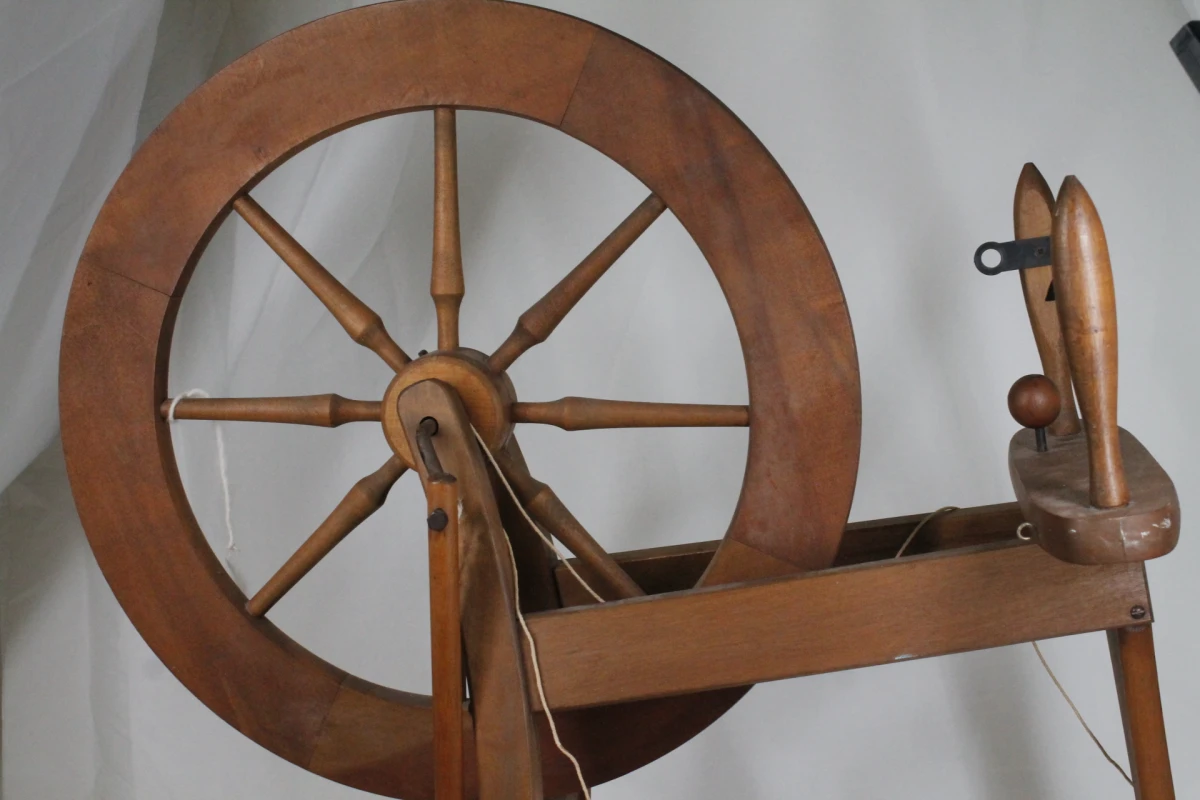 Traditioneel houten spinnenwiel - foto 5