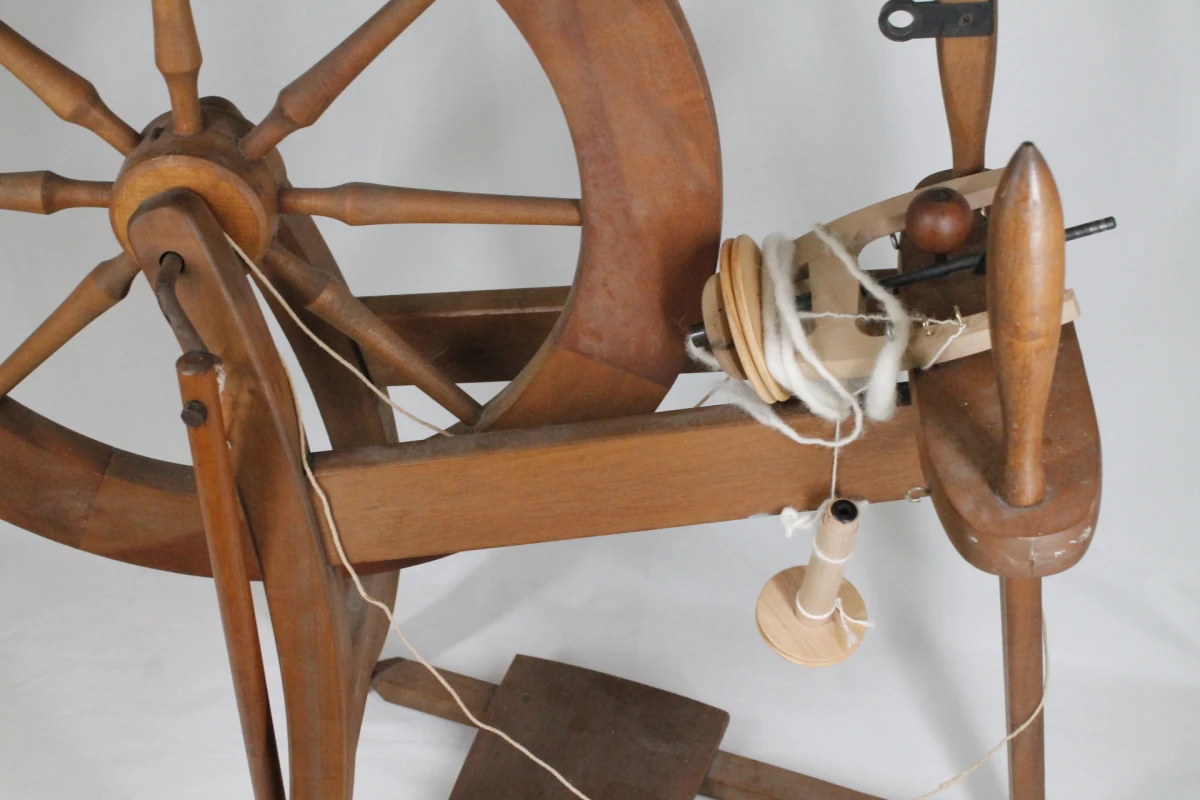 Traditioneel houten spinnenwiel - foto 2