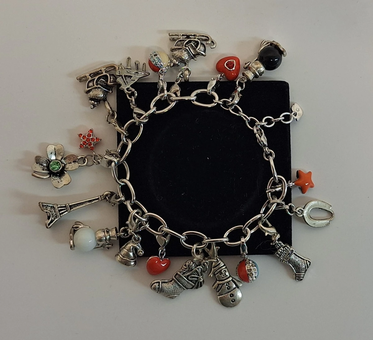 Zilverkleurige bedelarmband met diverse bedels – kavel bij De Kringwinkel, Aalst