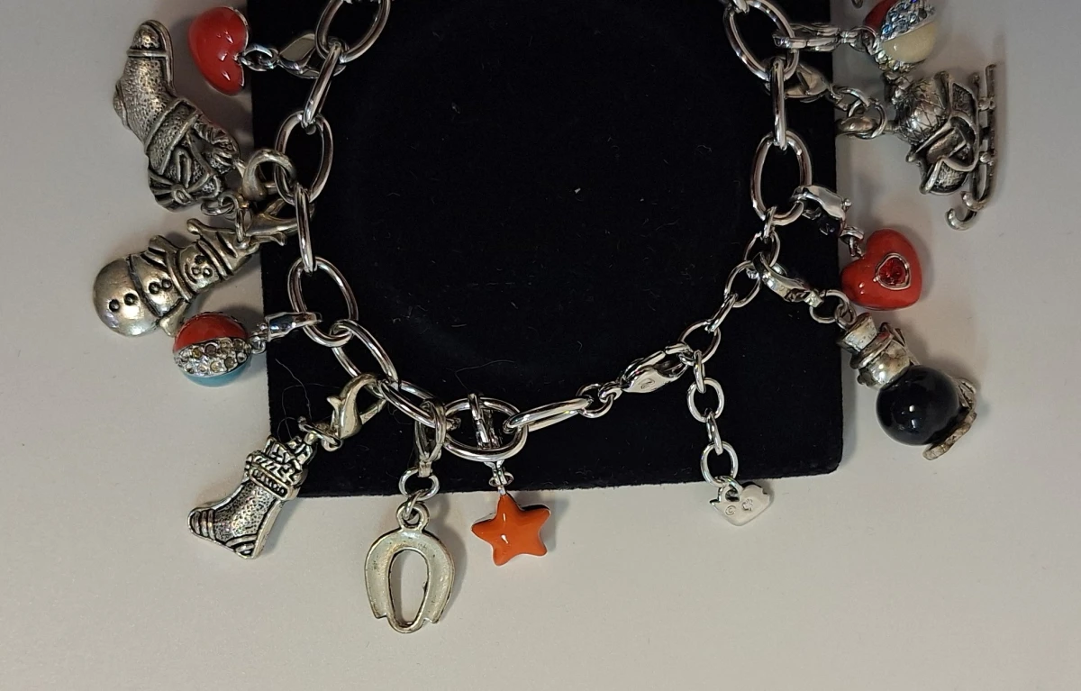 Zilverkleurige bedelarmband met diverse bedels - foto 5