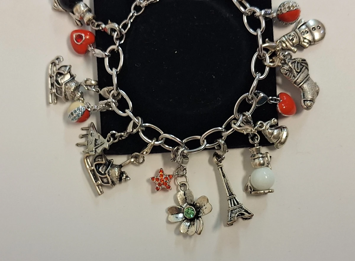 Zilverkleurige bedelarmband met diverse bedels - foto 3