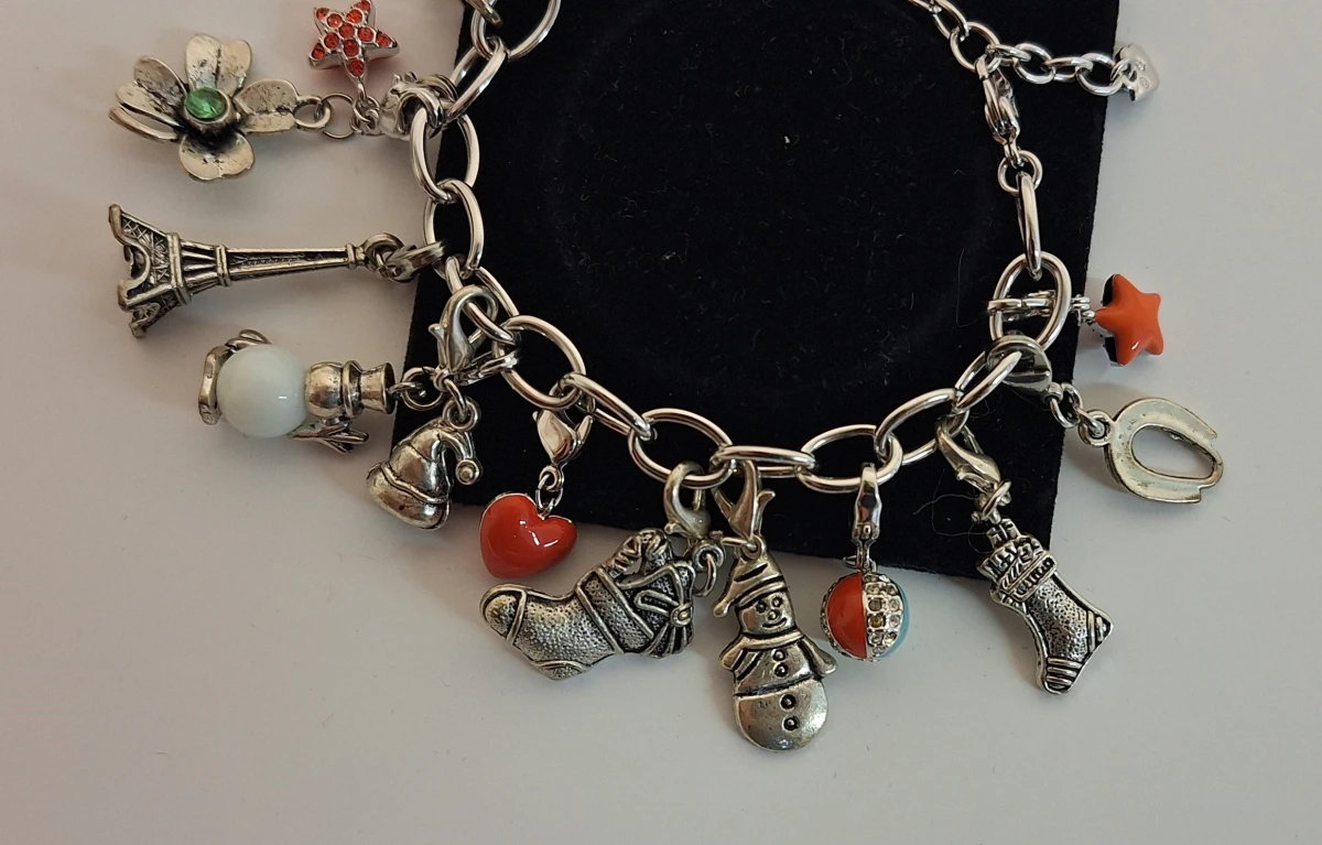 Zilverkleurige bedelarmband met diverse bedels - foto 2