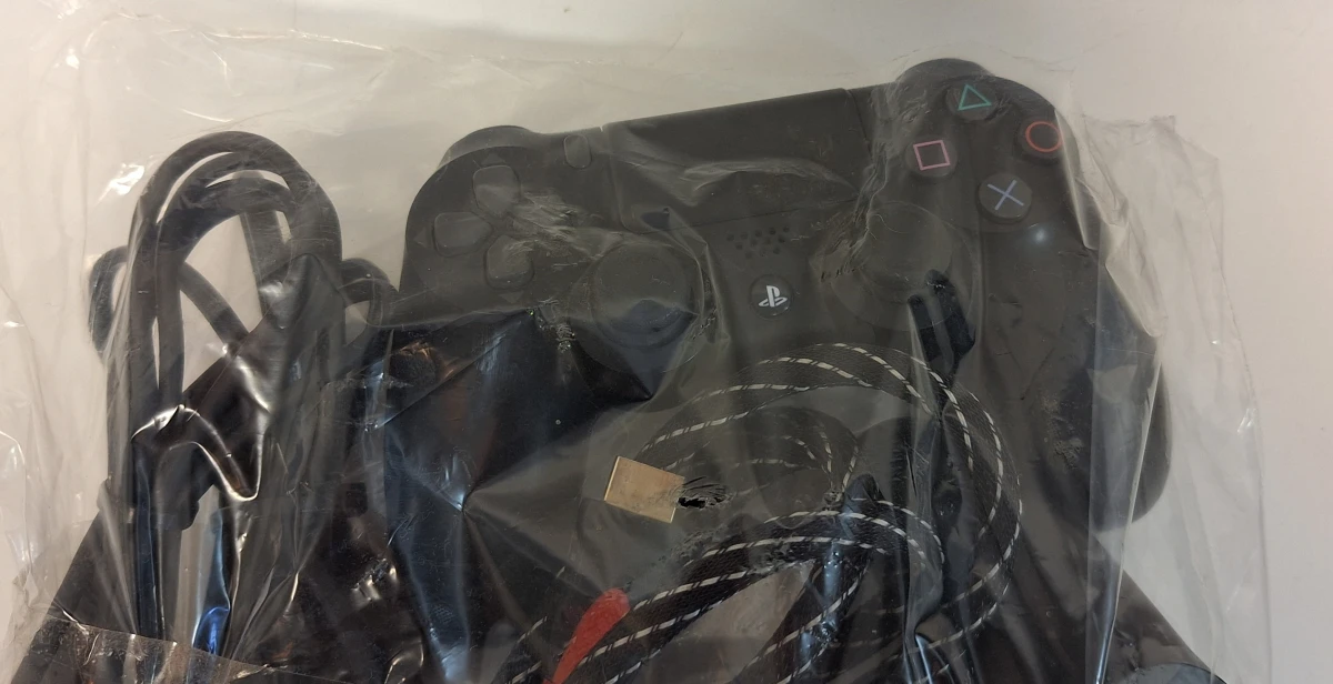 PlayStation 4 Slim met accessoires – foto 6 – kavel bij De Kringwinkel, Aalst