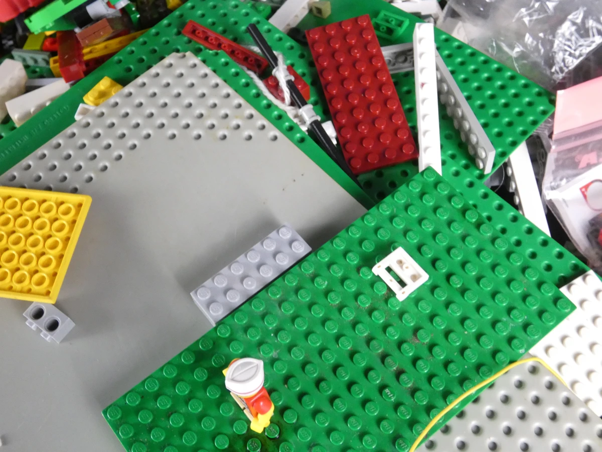 Groot lot LEGO bouwstenen en onderdelen – diverse kleuren, voertuigen en accessoires - foto 6