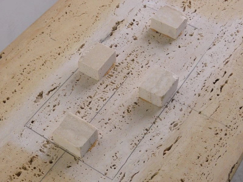 Massieve travertin tafel met stenen voet - foto 11