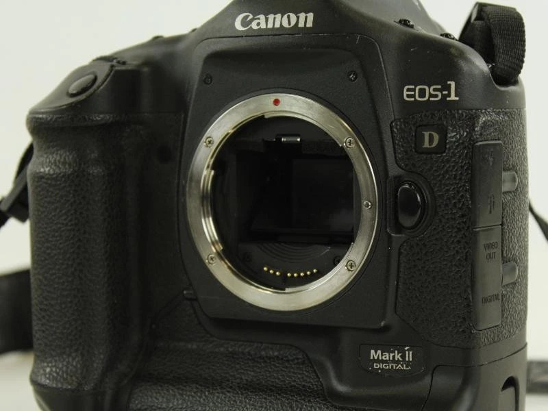 Canon EOS-1D Mark II digitale spiegelreflexcamera met accessoires - foto 2