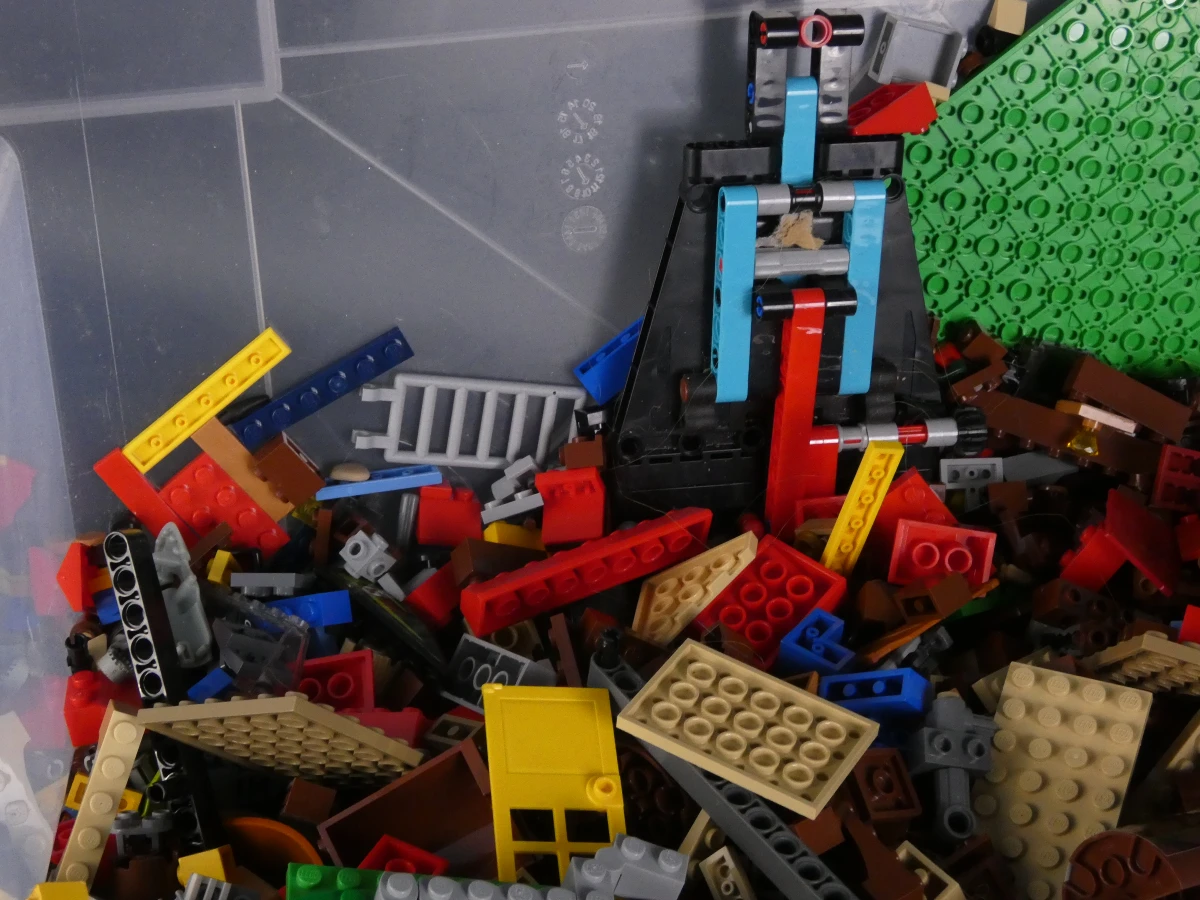 Grote bak Lego met diverse steentjes en onderdelen - foto 2