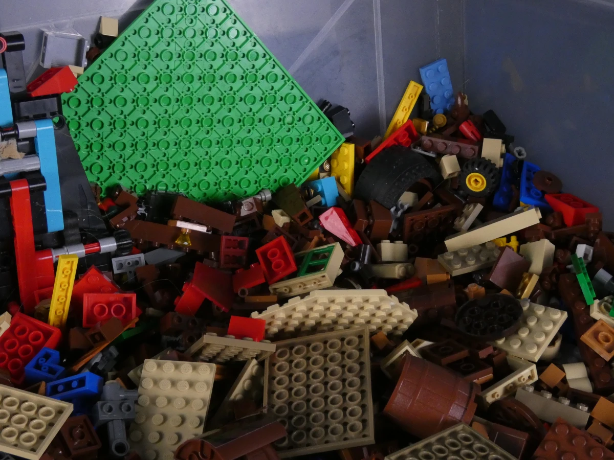 Grote bak Lego met diverse steentjes en onderdelen - foto 3