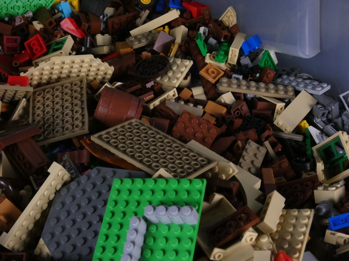 Grote bak Lego met diverse steentjes en onderdelen - foto 4