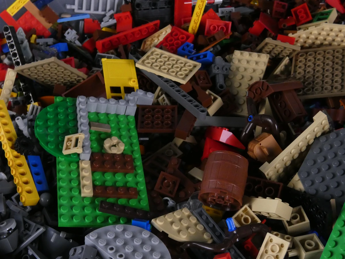 Grote bak Lego met diverse steentjes en onderdelen - foto 5
