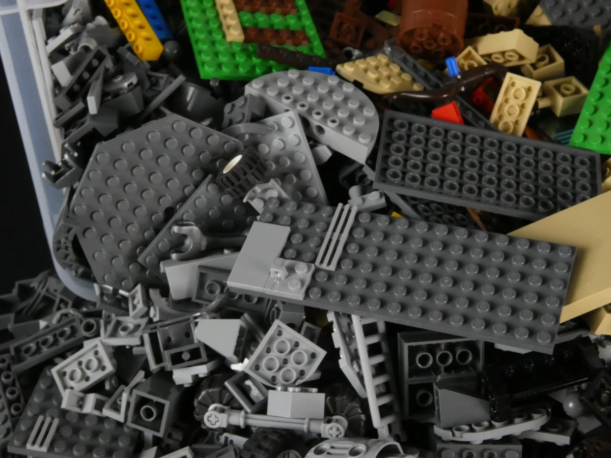 Grote bak Lego met diverse steentjes en onderdelen - foto 6