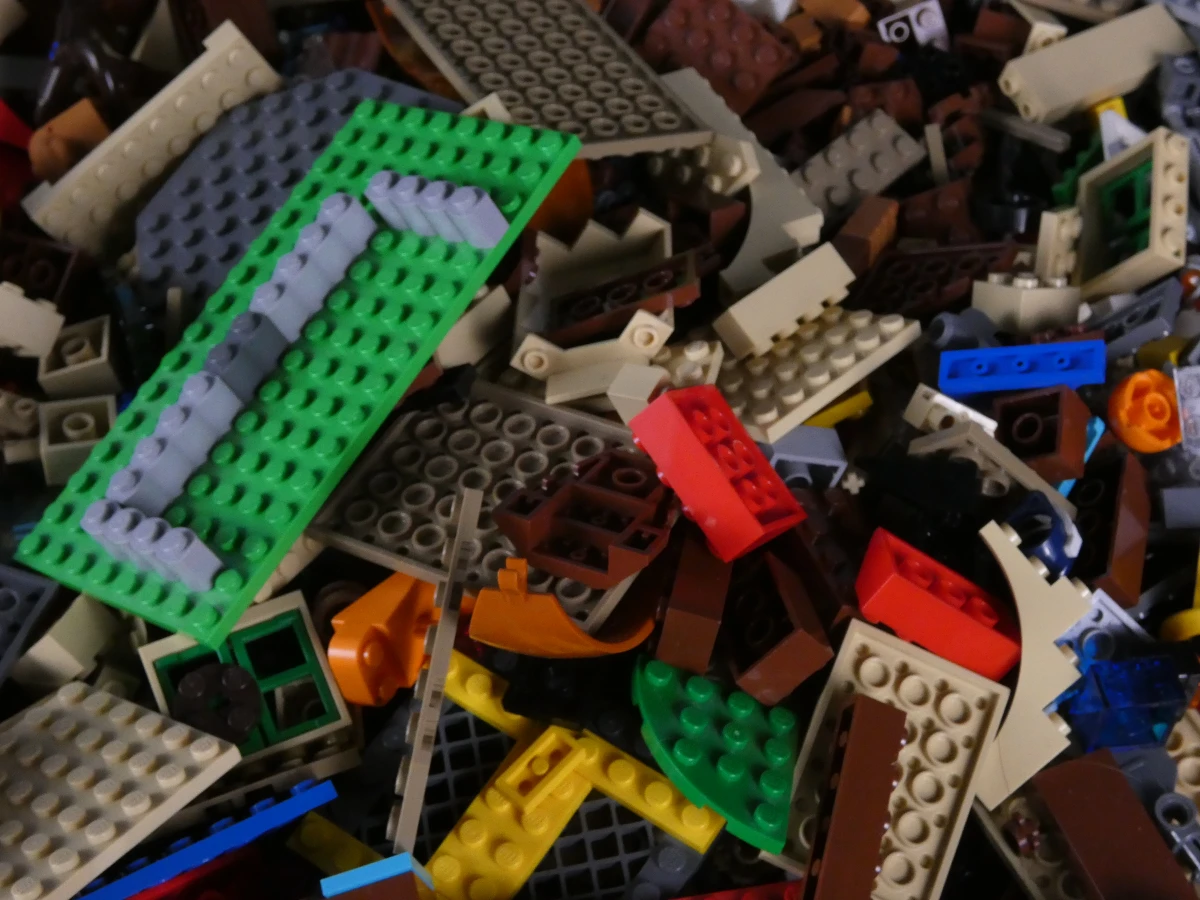 Grote bak Lego met diverse steentjes en onderdelen - foto 7