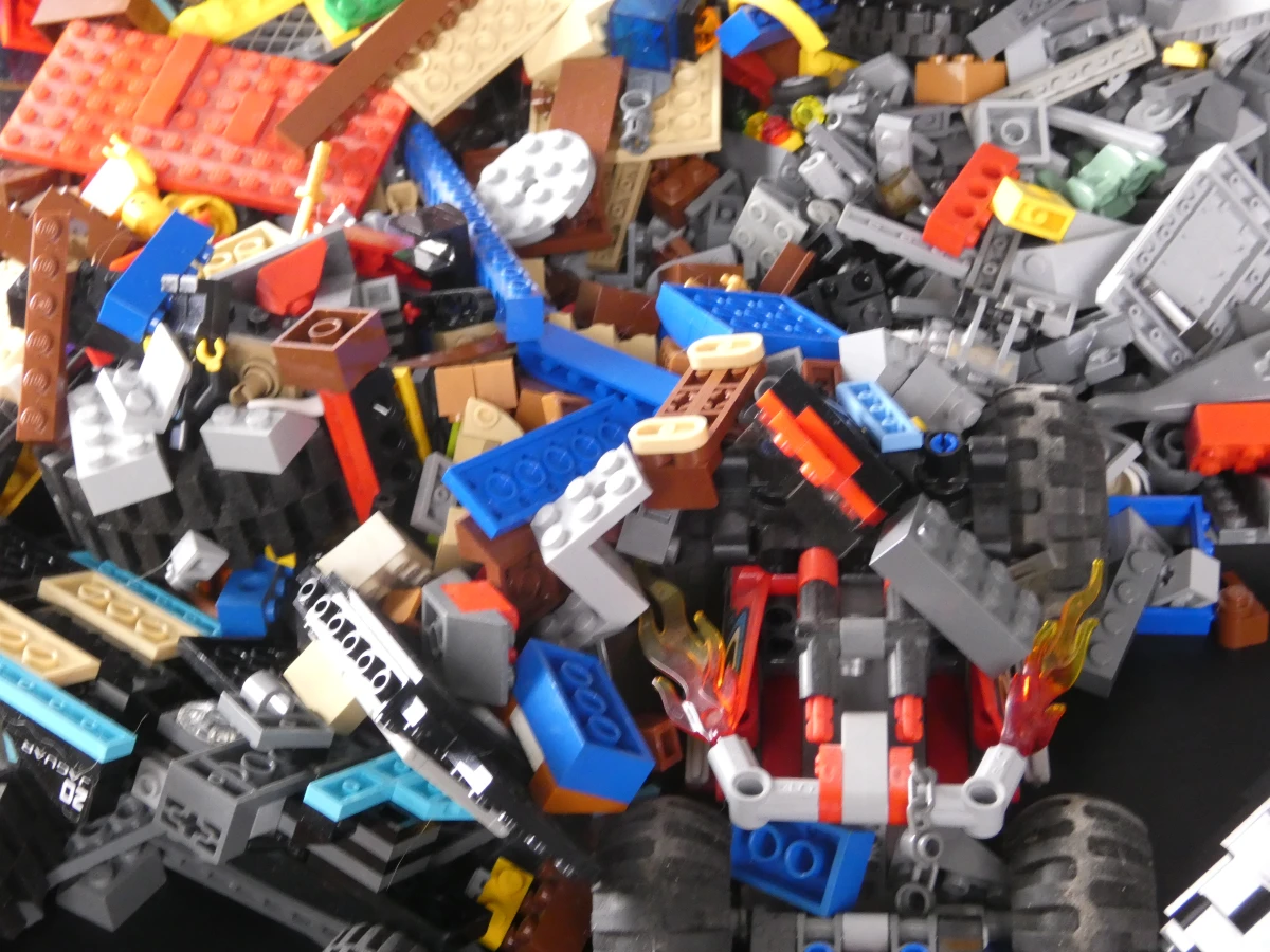 Grote bak Lego met diverse steentjes en onderdelen - foto 12