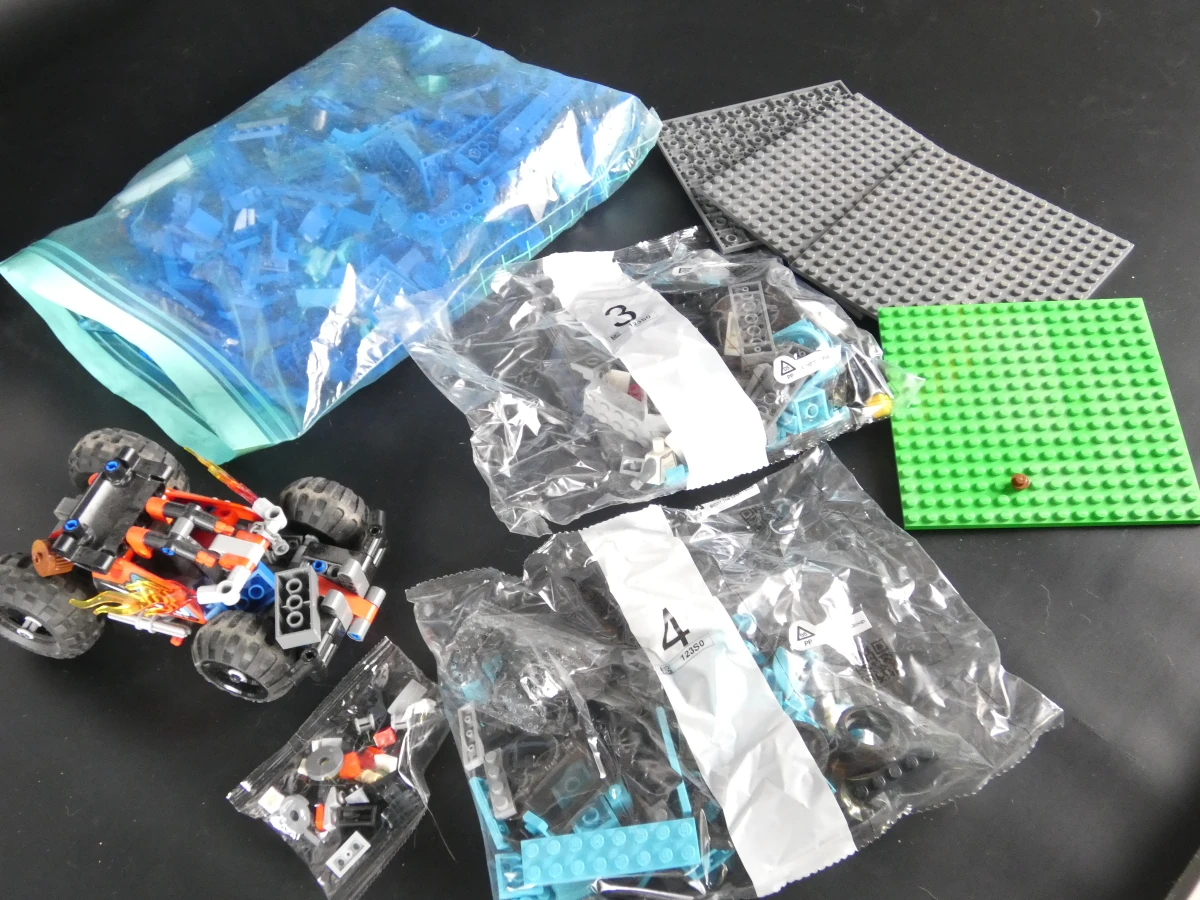 Grote bak Lego met diverse steentjes en onderdelen - foto 13