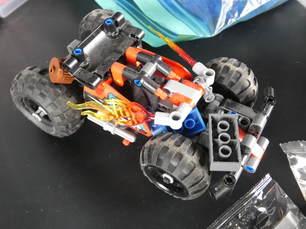 Grote bak Lego met diverse steentjes en onderdelen - foto 14