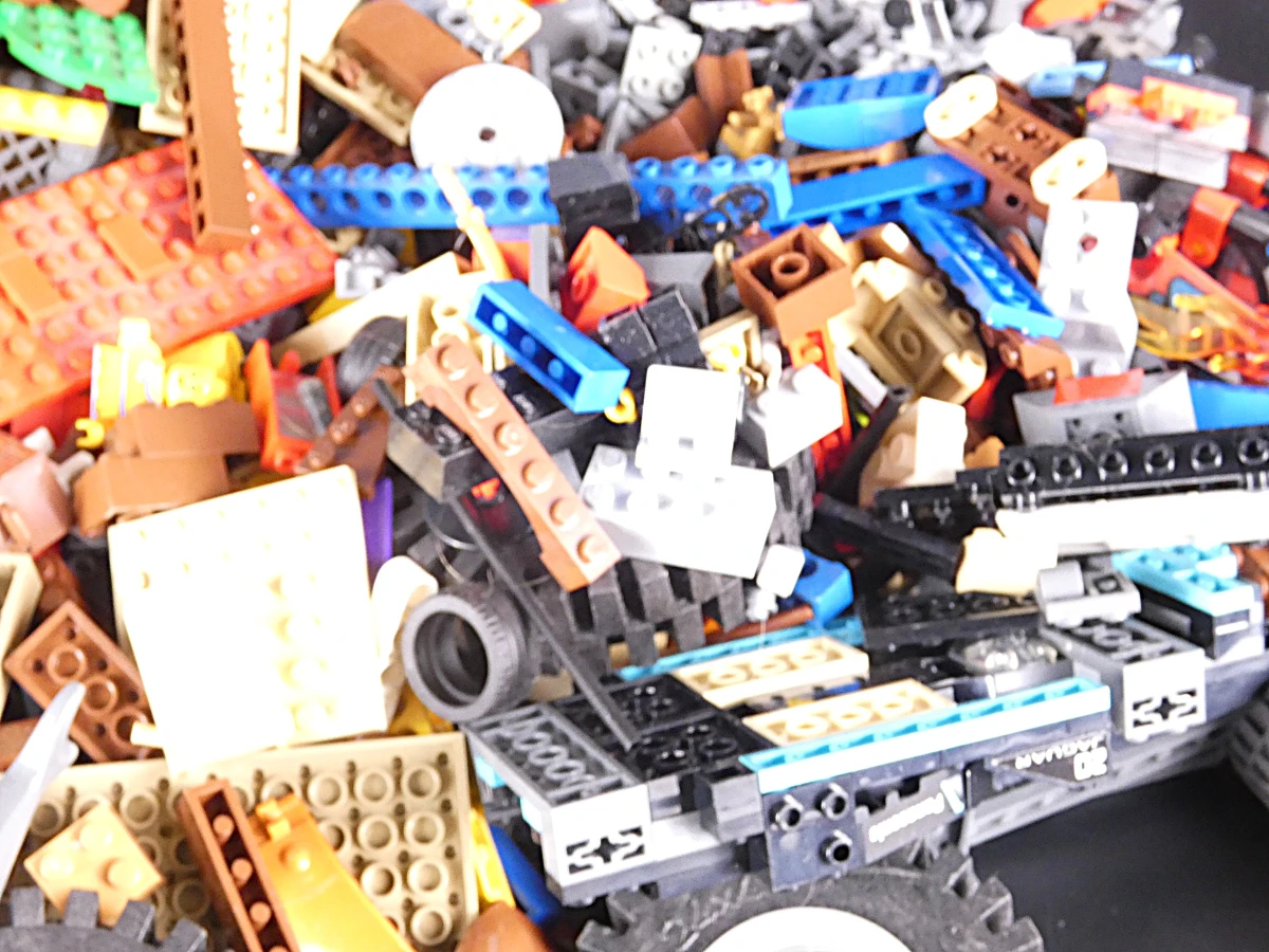 Grote bak Lego met diverse steentjes en onderdelen - foto 11