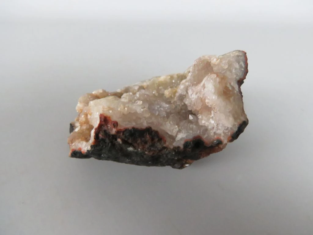 Kleine geode met kristallen