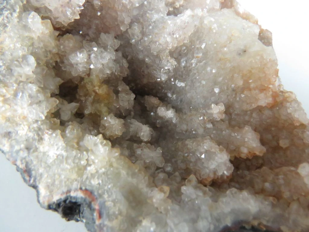 Kleine geode met kristallen