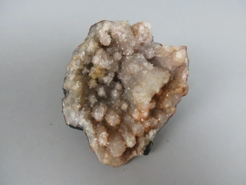 Kleine geode met kristallen