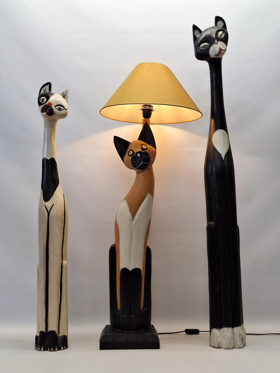 Set van vintage handgesneden houten kattenfiguren en bijpassende kattenlamp - foto 2