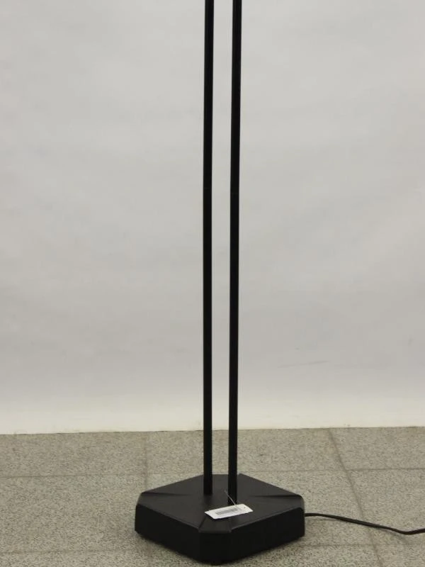 IKEA VISTOFTA staande leeslamp – zwart met witte lampscherm en voetschakelaar - foto 6