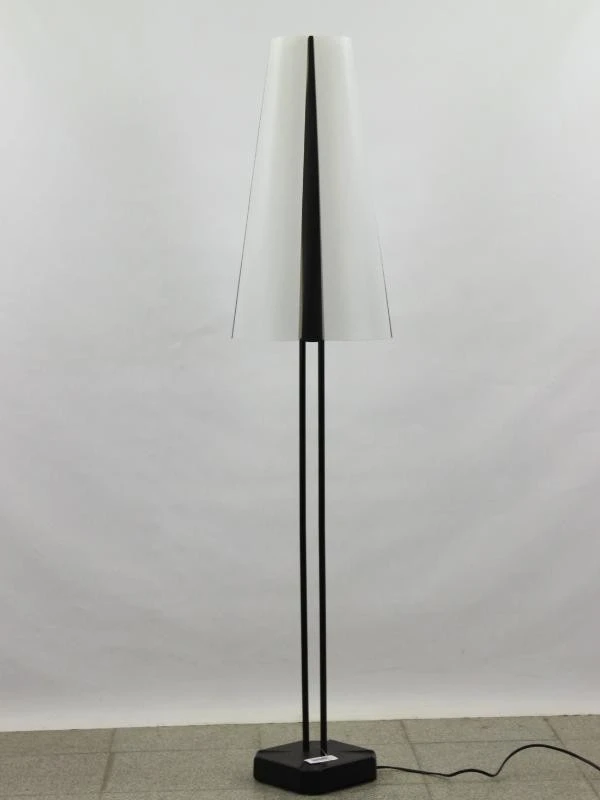 IKEA VISTOFTA staande leeslamp – zwart met witte lampscherm en voetschakelaar - foto 4